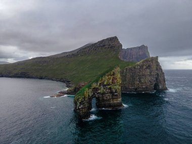 Danimarka 'nın Faroe Adası kıyı şeridi Faroe Adası, Avrupa' da sabahın erken saatlerinde yapılan yürüyüş sırasında Tindholmur adaları ile ünlü Drangarnir uçurumunun yakın plan çekimi. Yüksek kalite fotoğraf