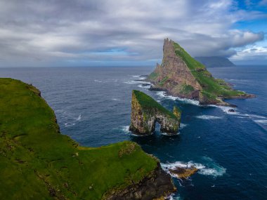 Danimarka 'nın Faroe Adası kıyı şeridi Faroe Adası, Avrupa' da sabahın erken saatlerinde yapılan yürüyüş sırasında Tindholmur adaları ile ünlü Drangarnir uçurumunun yakın plan çekimi. Yüksek kalite fotoğraf