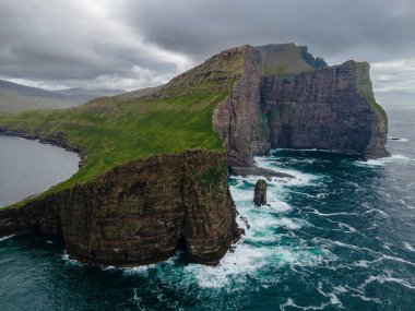 Danimarka 'nın Faroe Adası kıyı şeridi Faroe Adası, Avrupa' da sabahın erken saatlerinde yapılan yürüyüş sırasında Tindholmur adaları ile ünlü Drangarnir uçurumunun yakın plan çekimi. Yüksek kalite fotoğraf