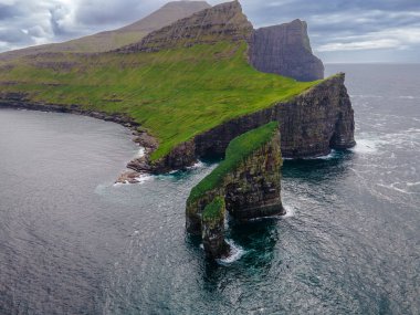 Danimarka 'nın Faroe Adası kıyı şeridi Faroe Adası, Avrupa' da sabahın erken saatlerinde yapılan yürüyüş sırasında Tindholmur adaları ile ünlü Drangarnir uçurumunun yakın plan çekimi. Yüksek kalite fotoğraf