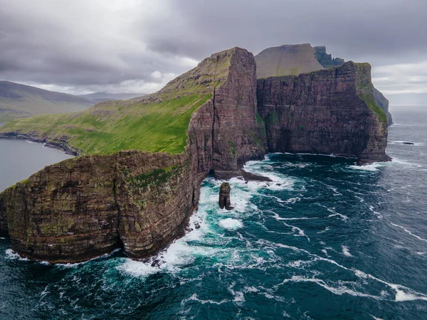 Danimarka 'nın Faroe Adası kıyı şeridi Faroe Adası, Avrupa' da sabahın erken saatlerinde yapılan yürüyüş sırasında Tindholmur adaları ile ünlü Drangarnir uçurumunun yakın plan çekimi. Yüksek kalite fotoğraf