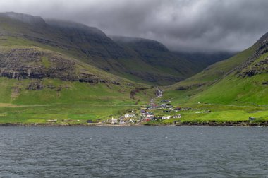 Drangarnir uçurumundan görüldüğü üzere, Bour 'un çim çatılı köyünün manzaralı manzarası..