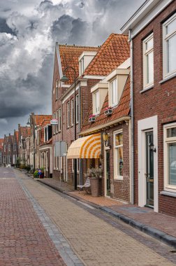 Kanalları, tarihi evleri ve sakin atmosferi olan geleneksel bir Hollanda köyü olan Monnickendam 'ın büyüleyici manzarası..