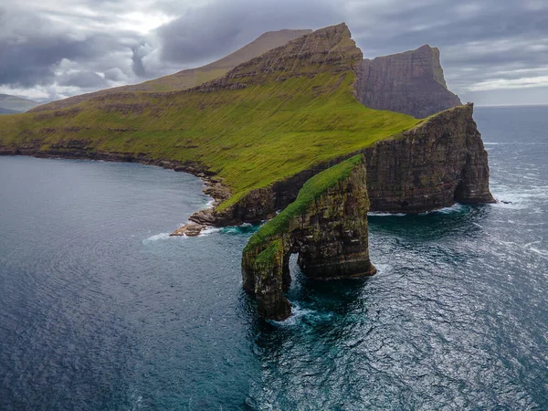 Danimarka 'nın Faroe Adası kıyı şeridi Faroe Adası, Avrupa' da sabahın erken saatlerinde yapılan yürüyüş sırasında Tindholmur adaları ile ünlü Drangarnir uçurumunun yakın plan çekimi. Yüksek kalite fotoğraf