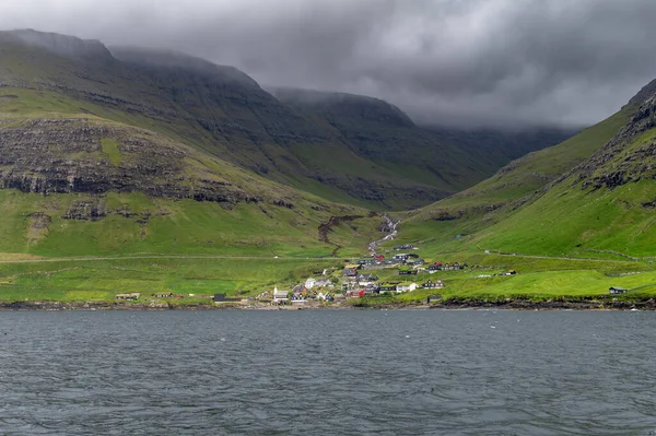 Drangarnir uçurumundan görüldüğü üzere, Bour 'un çim çatılı köyünün manzaralı manzarası..