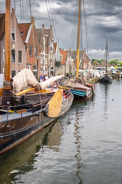 Kanalları, tarihi evleri ve sakin atmosferi olan geleneksel bir Hollanda köyü olan Monnickendam 'ın büyüleyici manzarası..