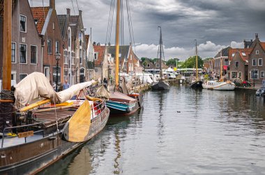 Kanalları, tarihi evleri ve sakin atmosferi olan geleneksel bir Hollanda köyü olan Monnickendam 'ın büyüleyici manzarası..