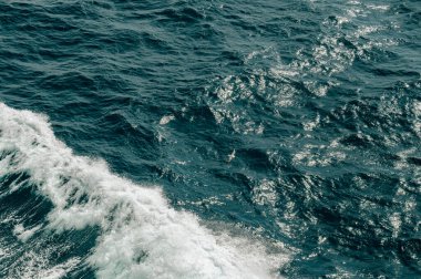 Arka planda beyaz dalga olan soyut mavi deniz suyu. Yüksek kalite fotoğraf