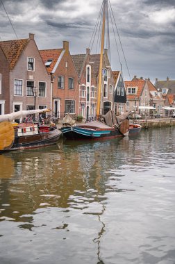 Kanalları, tarihi evleri ve sakin atmosferi olan geleneksel bir Hollanda köyü olan Monnickendam 'ın büyüleyici manzarası..
