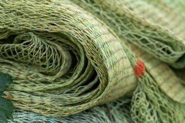 Birçok renk ve dokuda istiflenmiş balık ağları, deniz yaşamının canlı ve detaylı bir bileşimini oluşturur..