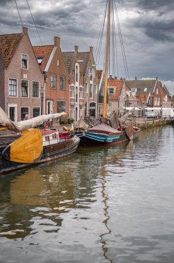 Kanalları, tarihi evleri ve sakin atmosferi olan geleneksel bir Hollanda köyü olan Monnickendam 'ın büyüleyici manzarası..