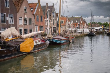 Kanalları, tarihi evleri ve sakin atmosferi olan geleneksel bir Hollanda köyü olan Monnickendam 'ın büyüleyici manzarası..
