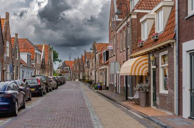 Kanalları, tarihi evleri ve sakin atmosferi olan geleneksel bir Hollanda köyü olan Monnickendam 'ın büyüleyici manzarası..