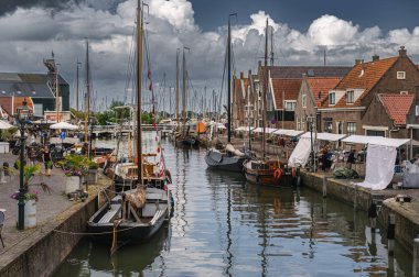 Kanalları, tarihi evleri ve sakin atmosferi olan geleneksel bir Hollanda köyü olan Monnickendam 'ın büyüleyici manzarası..