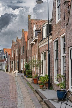 Kanalları, tarihi evleri ve sakin atmosferi olan geleneksel bir Hollanda köyü olan Monnickendam 'ın büyüleyici manzarası..