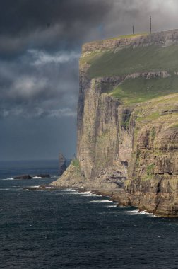 Streymoy 'un kuzey kıyısında etkileyici bir köy olan Tjornuvik' in manzarası dramatik dağlar ve okyanuslarla çevrili..