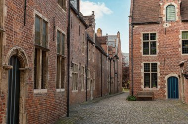 Leuven, Belçika - 26 Nisan 2025: Leuven 'in kaldırımlı caddeleri, ortaçağ evleri ve sakin kanalları, UNESCO Dünya Mirası Sahası.