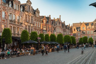 Leuven, Belçika - 26 Nisan 2025: Leuven, Belçika 'daki Lively Oude Markt Meydanı, dünyanın en uzun barı olarak bilinir, tarihi binaları ve canlı atmosferi vardır..