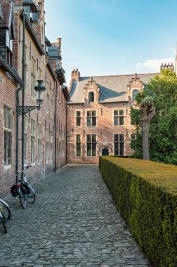 Leuven, Belçika - 26 Nisan 2025: Leuven 'in kaldırımlı caddeleri, ortaçağ evleri ve sakin kanalları, UNESCO Dünya Mirası Sahası.