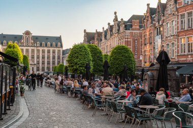 Leuven, Belçika - 26 Nisan 2025: Leuven, Belçika 'daki Lively Oude Markt Meydanı, dünyanın en uzun barı olarak bilinir, tarihi binaları ve canlı atmosferi vardır..