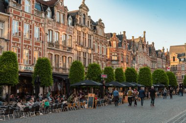 Leuven, Belçika - 26 Nisan 2025: Leuven, Belçika 'daki Lively Oude Markt Meydanı, dünyanın en uzun barı olarak bilinir, tarihi binaları ve canlı atmosferi vardır..