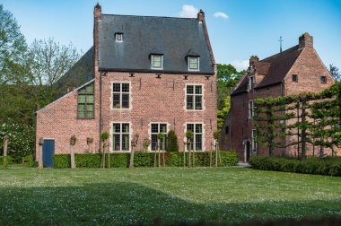 Leuven, Belçika - 26 Nisan 2025: Leuven 'in kaldırımlı caddeleri, ortaçağ evleri ve sakin kanalları, UNESCO Dünya Mirası Sahası.