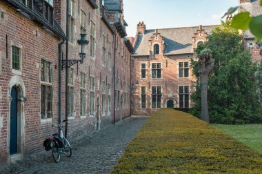 Leuven, Belçika - 26 Nisan 2025: Leuven 'in kaldırımlı caddeleri, ortaçağ evleri ve sakin kanalları, UNESCO Dünya Mirası Sahası.