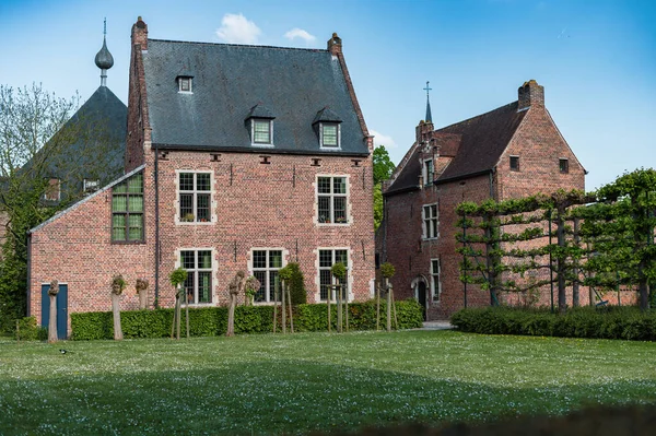 Leuven, Belçika - 26 Nisan 2025: Leuven 'in kaldırımlı caddeleri, ortaçağ evleri ve sakin kanalları, UNESCO Dünya Mirası Sahası.