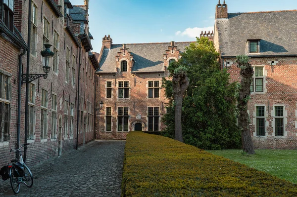 Leuven, Belçika - 26 Nisan 2025: Leuven 'in kaldırımlı caddeleri, ortaçağ evleri ve sakin kanalları, UNESCO Dünya Mirası Sahası.