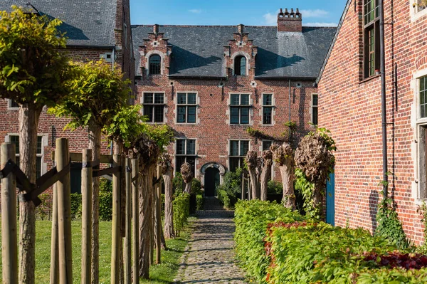 Leuven, Belçika - 26 Nisan 2025: Leuven 'in kaldırımlı caddeleri, ortaçağ evleri ve sakin kanalları, UNESCO Dünya Mirası Sahası.