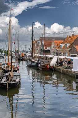 Kanalları, tarihi evleri ve sakin atmosferi olan geleneksel bir Hollanda köyü olan Monnickendam 'ın büyüleyici manzarası..