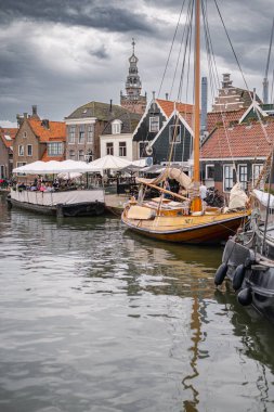 Kanalları, tarihi evleri ve sakin atmosferi olan geleneksel bir Hollanda köyü olan Monnickendam 'ın büyüleyici manzarası..