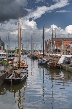 Kanalları, tarihi evleri ve sakin atmosferi olan geleneksel bir Hollanda köyü olan Monnickendam 'ın büyüleyici manzarası..