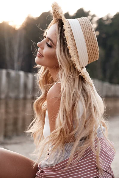 一个有吸引力的 浪漫和可爱的省级女孩 长松散的头发在草帽的肖像 柔和的阳光色彩 自然景观 背景的乡村 — 图库照片