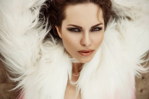 Retrato Moda Elegante Una Hermosa Magnífica Joven Morena Con Maquillaje — Foto de Stock