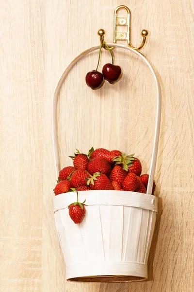 Kurv med jordbær – stockfoto