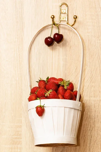 Basket with strawberries — Stock Photo, Image