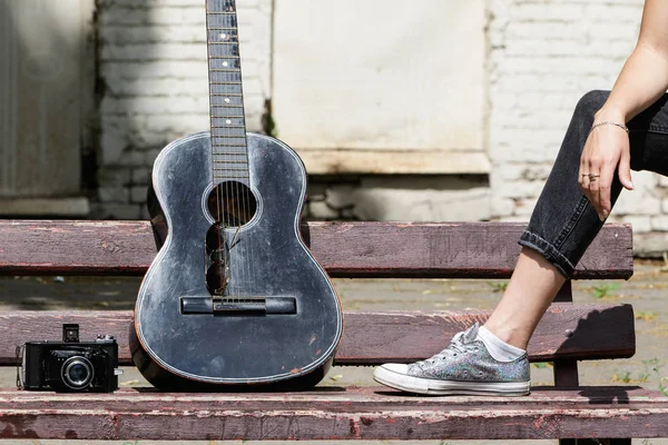 Tjej med gitarr och kamera — Stockfoto