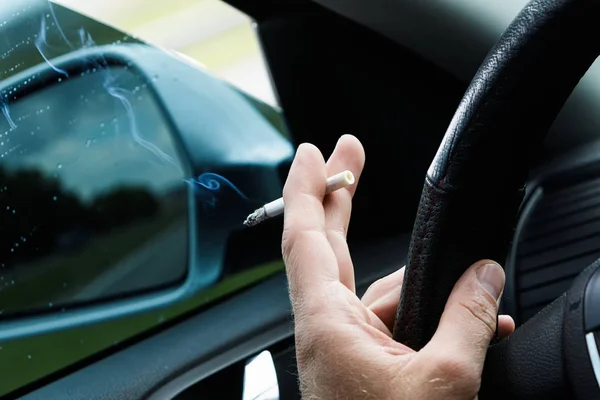 Adam bir araba sigara ile