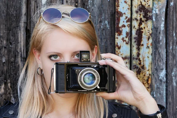 Menina Com Óculos Com Uma Câmera Velha — Fotografia de Stock