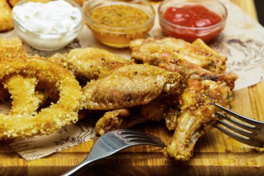 Kızarmış et yemekleri sos ile