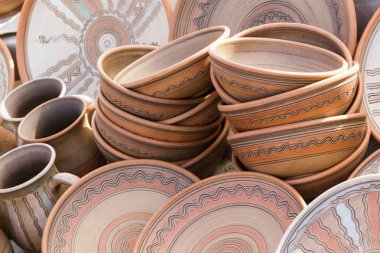 Seramik kil tabak ve bardak.