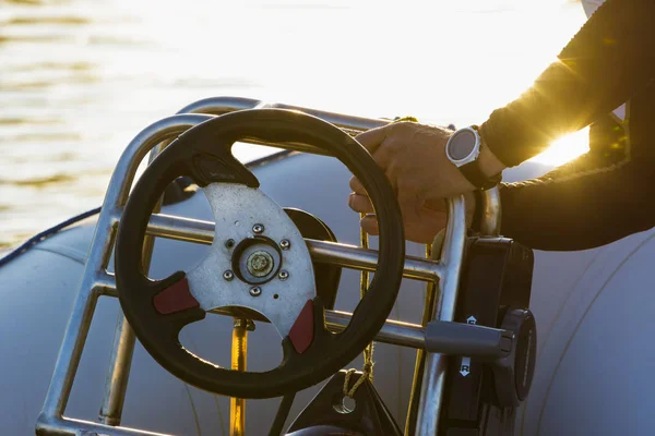 Hommes mains sur un bateau à moteur — Photo