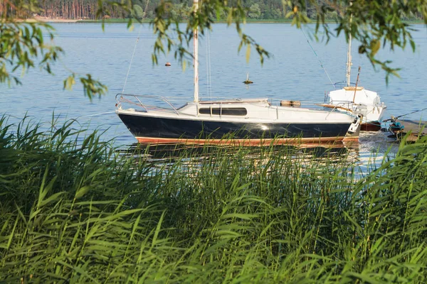 Яхта пришвартована на озере — стоковое фото