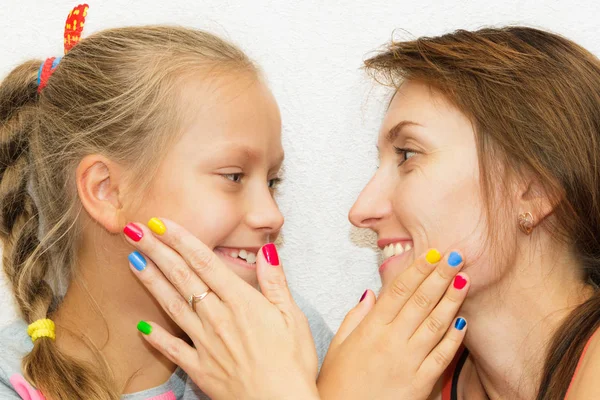 Anne ve kızı manikür eller