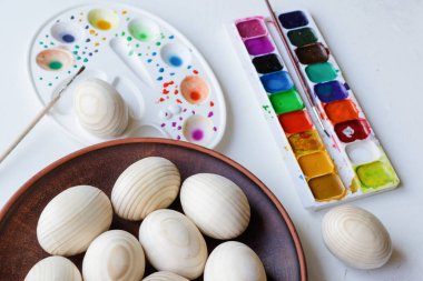 Arka plandaki boyalarla yumurtaları temizleyin