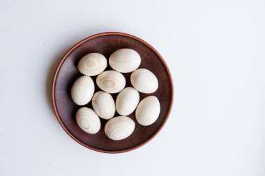 Beyaz zemin üzerinde ahşap yumurta sofra takımı