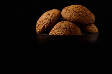 Siyah arka planda yulaflı kurabiye