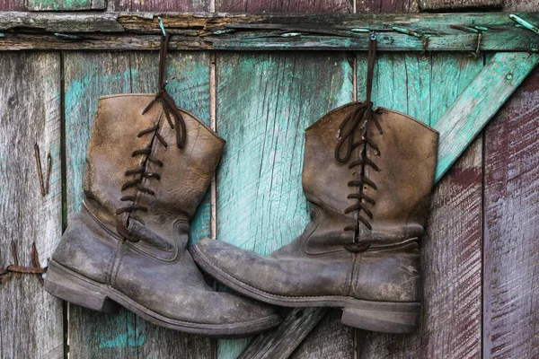 Vintage ahşap arka plan üzerinde eski çalışma Amerikan botları.