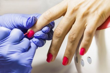 Salonda manikür ile Kadın el.